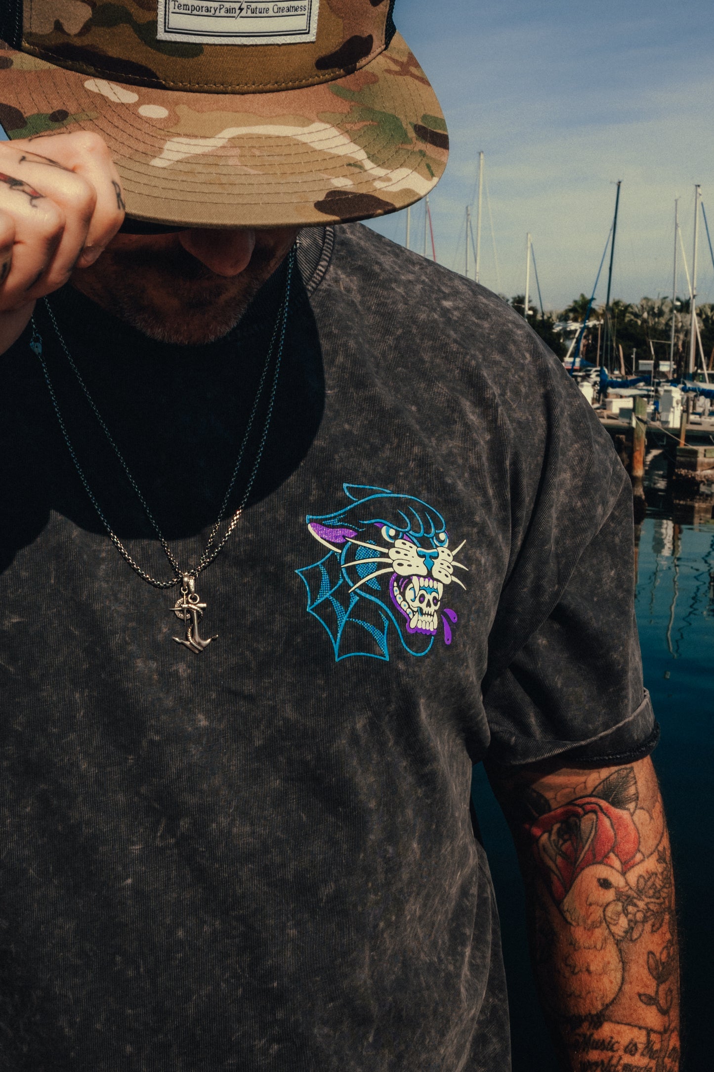 "New" panther chains shirt- oversized Tee in acid wash grey